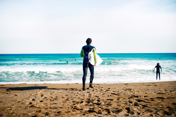 Surfer is going to the ocean - 80518536