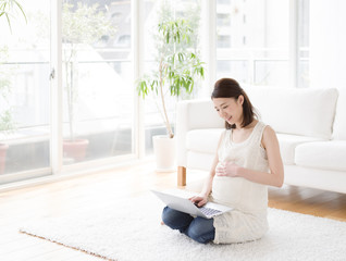 ノートパソコンを使う妊婦