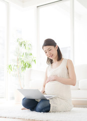 ノートパソコンを使う妊婦