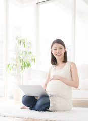 ノートパソコンを使う妊婦
