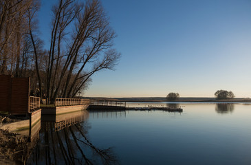 Obraz premium Beautiful evening on a lake jetty