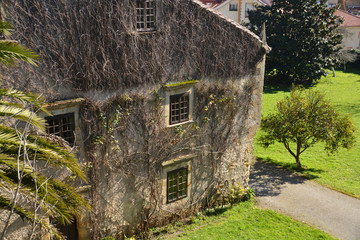 ventanas de una casa antiguas © uzkiland