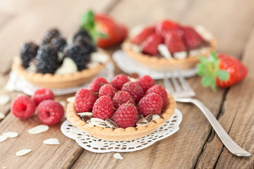 Tartelettes mit Himbeeren und Brombeeren