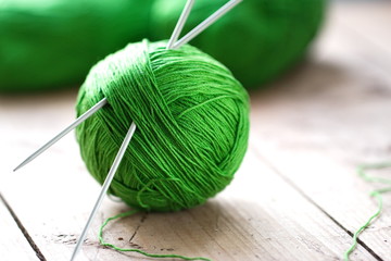 Clew of yarn with needles - obrazy, fototapety, plakaty