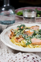 Pasta with salmon and creamy spinach sauce