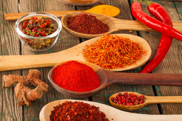 Powder spices on spoons