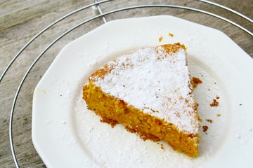 par de gâteau à la carotte dans assiette