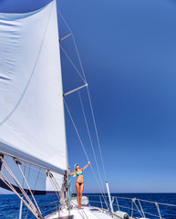 Obraz premium Happy woman on sailboat
