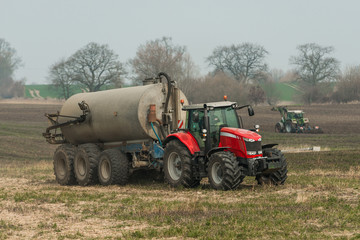 XXX Traktor mit Gülletank auf dem Feld - 8500
