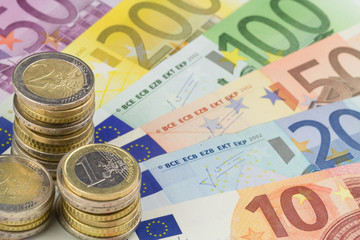 Euro Münzen auf Banknoten