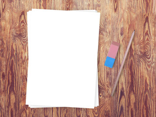 Pages blanches sur fond de bois