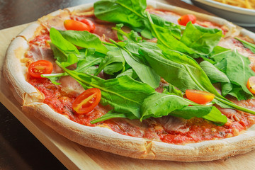 pizza with bacon, tomato and spinach