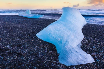 Foto auf Acrylglas Arktis Ice on black sand beach