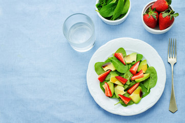 salad with spinach, avocado and strawberries