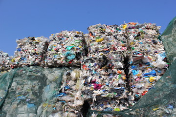 Kunststoff und Verpackungen auf einer Mülldeponie