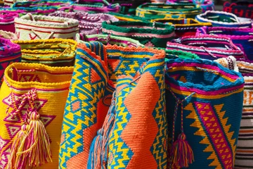 Fotobehang Mochilas tradicionales de la cultura Wayuu de la Costa Atlántica Colombiana tejidas a mano por las mujeres de la comunidad indígena © anamejia18