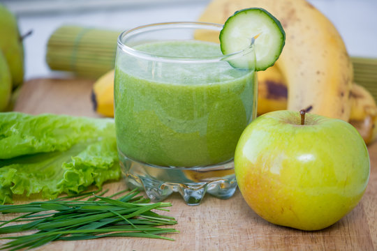 Green smoothie with apples and banana