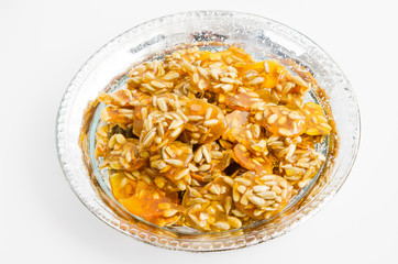 Traditionelle orientalische Süßigkeit mit Mandeln und Honig