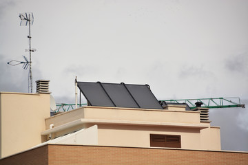 placas solares en un tejado © uzkiland
