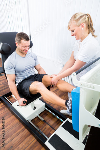 "Physiotherapeut behandelt Patient in Praxis" Stockfotos und
