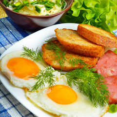 English breakfast - toast, egg, bacon and vegetables