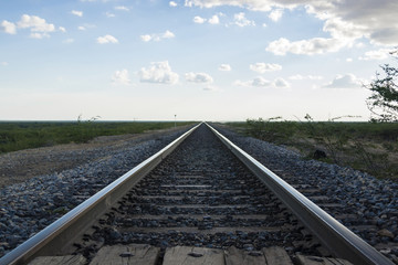 Vias del tren que se unen en el horizonte en el departamento de la Guajira en Colombia