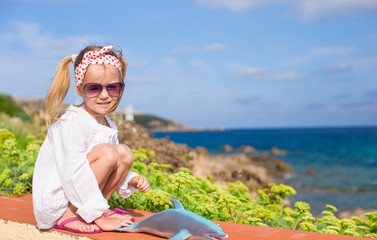 Obraz na płótnie Canvas Adorable little girl outdoors during summer vacation