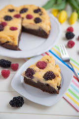 Schokoladen Käsekuchen mit Beeren
