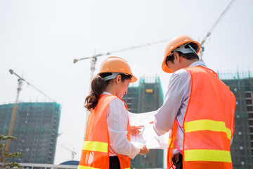 Discussing construction project