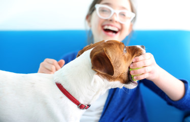 Dziewczynka bawi się piłka z psem rasy Jack Russell Terrier © Robert Przybysz