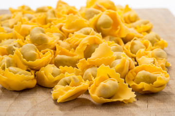 Ravioli freschi crudi su un asse di legno 