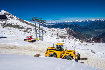 Schneeraupe und Bagger am Gletsche Hohe Tauern in Österreich