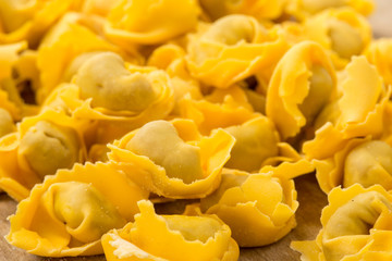 Ravioli freschi crudi su un asse di legno 
