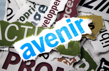mot avenir en lettre bleue sur papier déchiré