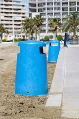 Papeleras en la playa.