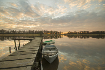łódki w przystani wędkarskiej © Mike Mareen