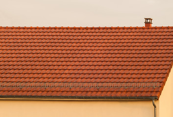 Naklejka premium Schneefanggitter auf modernem Ziegeldach
