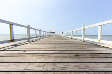 Obraz premium Wooden footbridge low view in seascape