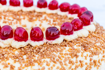 Frankfurter Kranz mit Kirschen im detail