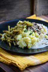 Veganer Kartoffelbrei mit Bohnen und Pilzen