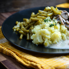 Veganer Kartoffelbrei mit Bohnen und Pilzen