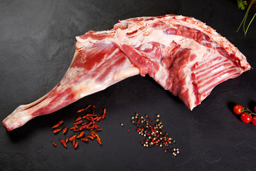 Carne fresca cruda. Pierna de cordero en fondo negro © TaniaC.