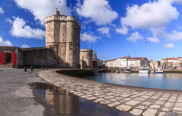 Fototapeta na wymiar La Rochellen son port , ses tours