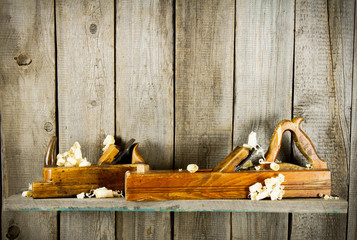 Obraz premium old tools on a wooden shelf.