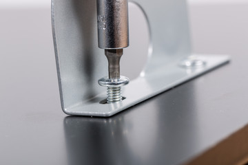 Bauteile zusammen schrauben