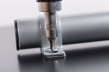 Bauteile zusammen schrauben © StudioLaMagica