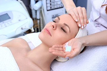 Naklejka premium Cleansing peeling at the beauty salon.