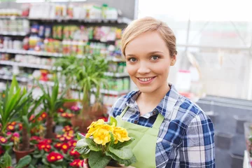 Deurstickers Bloemenwinkel gelukkige vrouw met bloemen in kas
