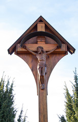 Abendliche Stimmung an einem Wegekreuz