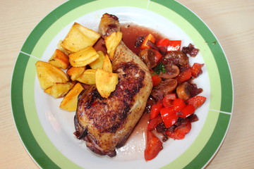 Exotisch: Eine Hähnchenkeule mit Kartoffeln, Paprika und Feigen